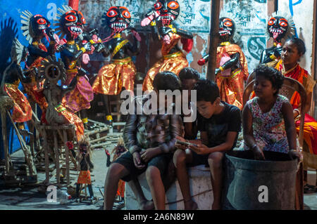 Kolkata, Inde. 26Th Oct, 2019. Certains moments de décisions de la Déesse Kali avec certains personnages surnaturels de la mythologie hindoue pour la décoration lors d'kalipujo/pendant diwali festival de lumière. (Photo de Amlan Biswas/Pacific Press) Credit : Pacific Press Agency/Alamy Live News Banque D'Images