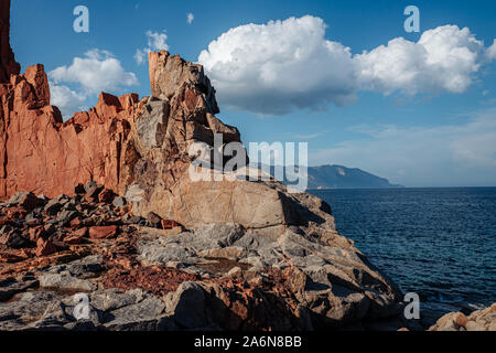 ARBATAX, ITALIE / Octobre 2019 : la pittoresque plage de Red Rocks en Sardaigne, région de l'Ogliastra Banque D'Images