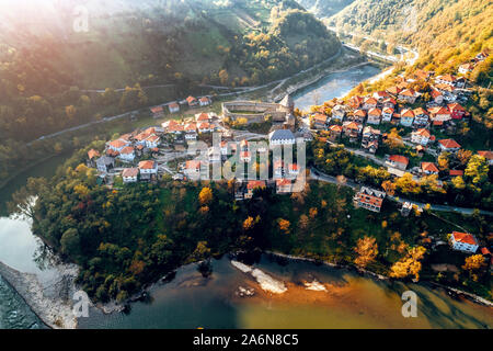 Vue aérienne de la vieille ville et château de Vranduk en Bosnie centrale. Près de Zenica, Bosnie-et-Herzégovine. La tonalité de l'image. Banque D'Images