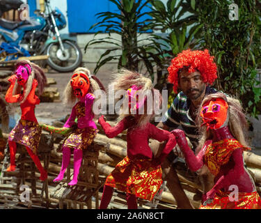 Kolkata, Inde. 26Th Oct, 2019. Certains moments de décisions de la Déesse Kali avec certains personnages surnaturels de la mythologie hindoue pour la décoration lors d'kalipujo/pendant diwali festival de lumière. (Photo de Amlan Biswas/Pacific Press) Credit : Pacific Press Agency/Alamy Live News Banque D'Images