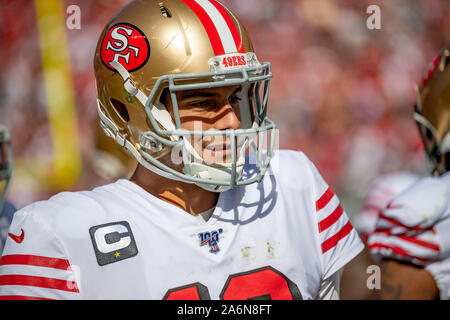 Santa Clara, Californie, États-Unis. 27 Oct, 2019. San Francisco 49ers quarterback Jimmy Garoppolo (10) parle avec ses coéquipiers, lors d'un match de la NFL entre les Panthers et les San Francisco 49ers à l'Levi's Stadium à Santa Clara, en Californie. Valerie Shoaps/CSM/Alamy Live News Banque D'Images