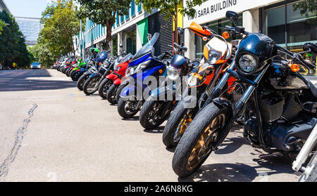 Une longue lignée de motos en stationnement en milieu urbain Banque D'Images