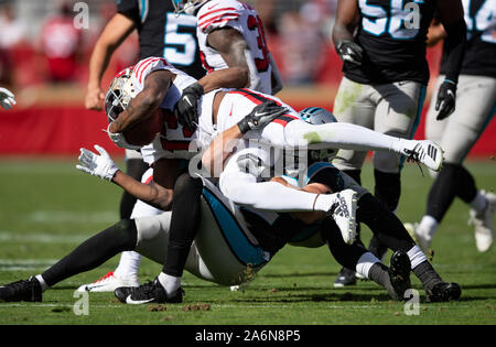 Santa Clara, Californie, États-Unis. 27 Oct, 2019. San Francisco 49ers wide receiver Richie James (13) est abordé, lors d'un match de la NFL entre les Panthers et les San Francisco 49ers à l'Levi's Stadium à Santa Clara, en Californie. Valerie Shoaps/CSM/Alamy Live News Banque D'Images