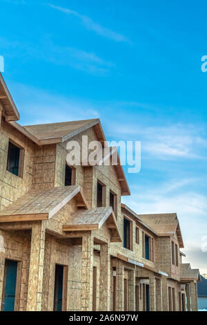 Construction de maisons de ville vue sur fond de ciel bleu et nuages dans un ciel ensoleillé Banque D'Images