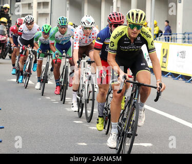 Saitama, Japon. 27 Oct, 2019. Le cycliste italien Matteo Trentin (R) de Mitchelton vitesses Scott au Tour de France Critérium de Saitama à Saitama, Tokyo banlieue le dimanche, Octobre 27, 2019. Cycliste japonais Yukiya Arashiro de Bahreïn Merida remporte la course tout en Trentin60.8km remporte le prix du sprint. Credit : Yoshio Tsunoda/AFLO/Alamy Live News Banque D'Images