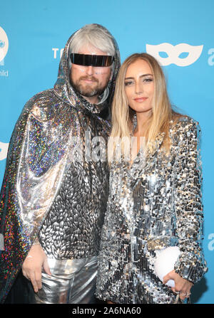 Californie, USA. 26Th Oct, 2019. Carlton DeWoody, Babs Burchfield, à l'UNICEF 2019 Bal masqué à la Kimpton Hôtel par les pairs à West Hollywood, Californie le 26 octobre 2019. Credit : MediaPunch Inc/Alamy Live News Banque D'Images