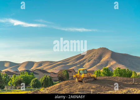 Site de construction avec l'accent sur un bulldozer stationné sur le dessus d'un sol monticule Banque D'Images