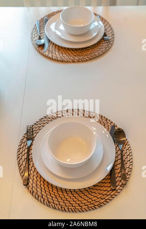 Tableau moderne avec des couverts et de la vaisselle Banque D'Images