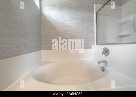 Salle de bains de style contemporain blanc et gris intérieur fermer Banque D'Images