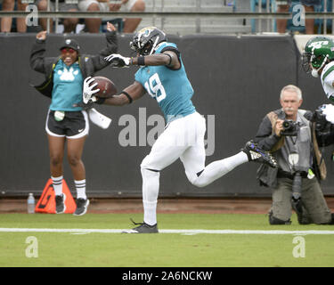 Jacksonville, États-Unis. 27 Oct, 2019. Jacksonville Jaguars Receveur Chris Conley marque un 24 verges au cours de la première moitié comme les Jets jouer les Jacksonville Jaguars au domaine bancaire TIAA à Jacksonville, en Floride, le dimanche, 27 octobre, 2019. Le Jeaguars défait les Jets 29-15. Photo par Joe Marino/UPI UPI : Crédit/Alamy Live News Banque D'Images