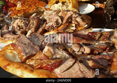 La nourriture turque traditionnelle "du pain avec de la viande" et "Lahmacun' sur la table de restaurant. Banque D'Images