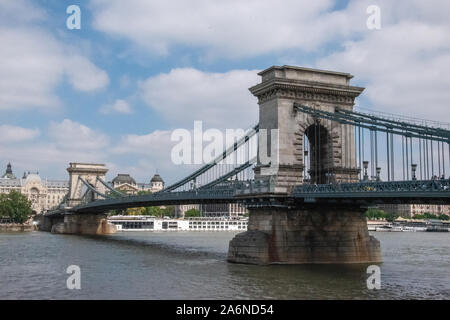 Le Pont des chaînes Széchenyi, traverse le Danube et relie Buda et Pest. Conçu par l'ingénieur anglais William Tierney Clark et construit par Scotti Banque D'Images