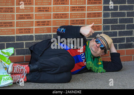 27 octobre 2019, Carrow Road, Norwich, Angleterre, Premier League, Norwich City v Manchester United : un ventilateur Norwich portant un t-shirt Barcelone jette sur le sol comme il attend que les peuplements d'ouvrir Credit : Mark Cosgrove/News Images Banque D'Images