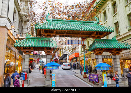 San Francisco, Californie, USA - 15 décembre 2018 : Dragon Gate entrée sud de Chinatown à San Francisco, Californie, USA. Banque D'Images