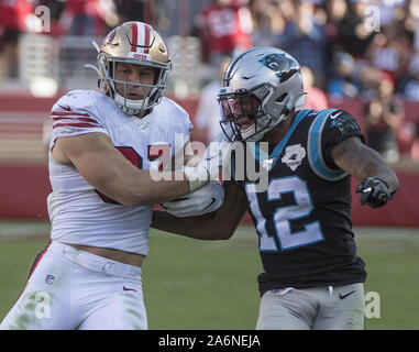 Santa Clara, USA. 27 Oct, 2019. Panthers receveur D.J. Moore (12) s'empare de San Francisco 49ers défensive fin Nick Bosa (97) Comme il s'exécute en arrière un intercepté passer de Panthers quarterback Kyle Allen dans le troisième trimestre à Levi's Stadium à Santa Clara, Californie le dimanche, Octobre 27, 2019. Bosa avait trois sacs et une interception dans les 49ers 51-13 la coqueluche des Panthers. Photo par Terry Schmitt/UPI UPI : Crédit/Alamy Live News Banque D'Images