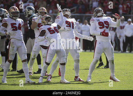 Santa Clara, USA. 27 Oct, 2019. San Francisco 49ers l'arrêt de la célèbre défense Panthers au premier semestre à Levi's Stadium à Santa Clara, Californie le dimanche, Octobre 27, 2019. Les 49ers battre les Panthers 51-13. Photo par Terry Schmitt/UPI UPI : Crédit/Alamy Live News Banque D'Images