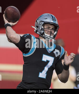 Santa Clara, USA. 27 Oct, 2019. Carolina Panthers quarterback Kyle Allen (7) passe contre les San Francisco 49ers à Levi's Stadium à Santa Clara, Californie le dimanche, Octobre 27, 2019. Les 49ers battre les Panthers 51-13. Photo par Terry Schmitt/UPI UPI : Crédit/Alamy Live News Banque D'Images