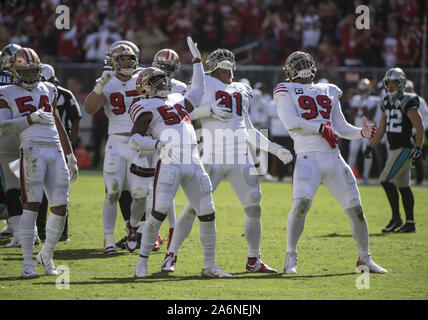 Santa Clara, USA. 27 Oct, 2019. San Francisco 49ers l'arrêt de la célèbre défense Panthers au premier semestre à Levi's Stadium à Santa Clara, Californie le dimanche, Octobre 27, 2019. Les 49ers battre les Panthers 51-13. Photo par Terry Schmitt/UPI UPI : Crédit/Alamy Live News Banque D'Images