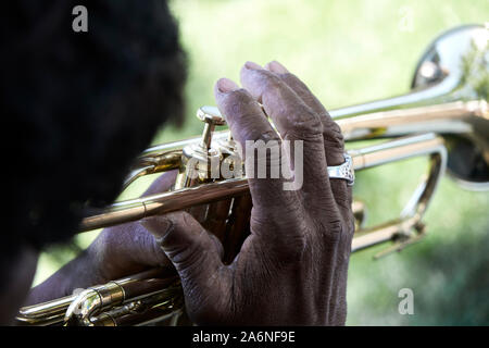 Gros plan du street musician playing trumpet main libre Banque D'Images