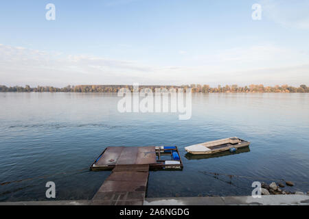 Petit bateau, un bateau à rames, attaché à un ponton sur Zemunski Kej, le principal quai de Zemun, banques sur le Danube à Belgrade, en Serbie. Danube est le plus grand r Banque D'Images