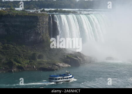 Voir les chutes du Niagara le long des rives de la rivière Niagara du côté canadien Banque D'Images