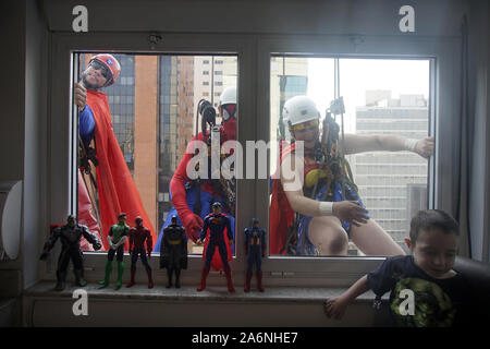 Sao Paulo, BrazilSUPER HEROIS - une initiative de la ville de Sao Paulo super-héros apporte aux fenêtres d'un hôpital pour enfants. Les enfants hospitalisés peuvent voir bagages en descendant de l'intérieur de leurs chambres à l'extérieur de l'en Cisjordanie le 28 octobre 2019. Credit : Cris Faga/ZUMA/Alamy Fil Live News Banque D'Images