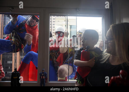 Sao Paulo, BrazilSUPER HEROIS - une initiative de la ville de Sao Paulo super-héros apporte aux fenêtres d'un hôpital pour enfants. Les enfants hospitalisés peuvent voir bagages en descendant de l'intérieur de leurs chambres à l'extérieur de l'en Cisjordanie le 28 octobre 2019. Credit : Cris Faga/ZUMA/Alamy Fil Live News Banque D'Images