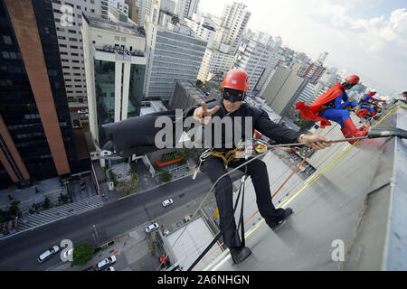 Sao Paulo, BrazilSUPER HEROIS - une initiative de la ville de Sao Paulo super-héros apporte aux fenêtres d'un hôpital pour enfants. Les enfants hospitalisés peuvent voir bagages en descendant de l'intérieur de leurs chambres à l'extérieur de l'en Cisjordanie le 28 octobre 2019. Credit : Cris Faga/ZUMA/Alamy Fil Live News Banque D'Images