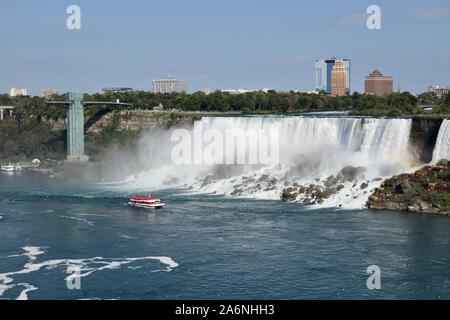 Voir les chutes du Niagara le long des rives de la rivière Niagara du côté canadien Banque D'Images