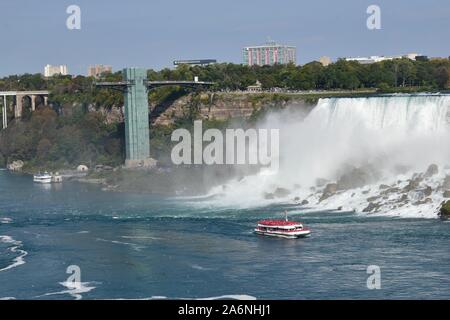 Voir les chutes du Niagara le long des rives de la rivière Niagara du côté canadien Banque D'Images