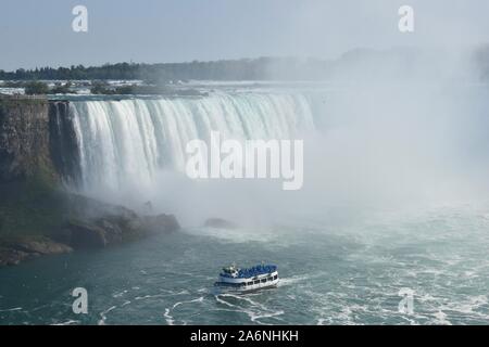 Voir les chutes du Niagara le long des rives de la rivière Niagara du côté canadien Banque D'Images