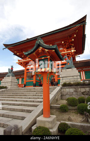 Lampe ornée en face de la porte d'Two-Storeyed au Sanctuaire Fushimi Inari Taisha, un temple Shinto à Kyoto, Japon Banque D'Images