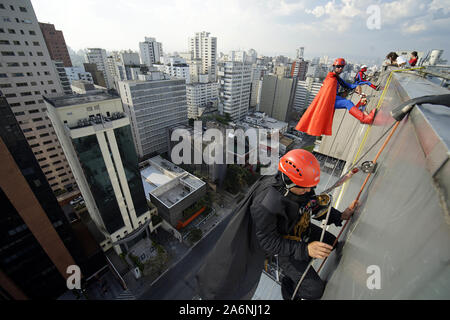 Sao Paulo, BrazilSUPER HEROIS - une initiative de la ville de Sao Paulo super-héros apporte aux fenêtres d'un hôpital pour enfants. Les enfants hospitalisés peuvent voir bagages en descendant de l'intérieur de leurs chambres à l'extérieur de l'en Cisjordanie le 28 octobre 2019. Credit : Cris Faga/ZUMA/Alamy Fil Live News Banque D'Images