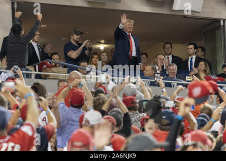 Washington, District de Columbia, Etats-Unis. 27 Oct, 2019. Le Président des Etats-Unis, Donald J. Trump reconnaît la foule pendant un moment pour rendre hommage à l'armée pendant cinq jeu de la série du monde au Championnat National Park à Washington DC le 27 octobre 2019. Les Nationals de Washington et les Astros de Houston sont liés à deux jeux va dans ce soir Crédit : Chris Kleponis/CNP/ZUMA/Alamy Fil Live News Banque D'Images