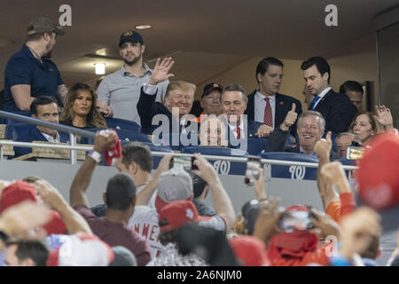 Octobre 27, 2019, Washington, District of Columbia, États-Unis : le Président des Etats-Unis, Donald J. Trump reconnaît la foule pendant un moment pour rendre hommage à l'armée pendant cinq jeu de la série du monde au Championnat National Park à Washington DC le 27 octobre 2019. Les Nationals de Washington et les Astros de Houston sont liés à deux jeux va en sessions de jeu. Parmi les participants avec le président sont représentant américain John Ratcliffe (républicain du Texas), représentant américain Andy Biggs (républicain de l'Arizona), représentant américain Kevin Brady (républicain du Texas), le sénateur américain David Perdue (républicain de Géorgie) Banque D'Images