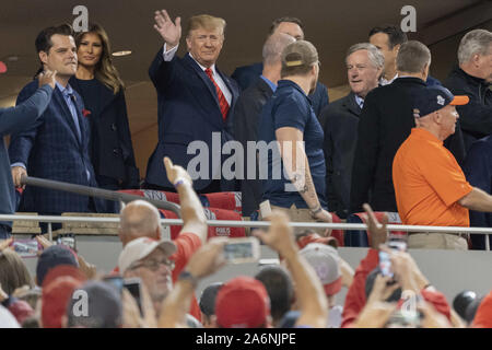 Octobre 27, 2019, Washington, District of Columbia, États-Unis : le Président des Etats-Unis, Donald J. Trump et la Première dame Melania Trump assister à cinq jeux de la série du monde au Championnat National Park à Washington DC le 27 octobre 2019. Les Nationals de Washington et les Astros de Houston sont liés à deux jeux va en sessions de jeu. Participation à la photo avec le président : représentant des États-Unis Matt Gaetz (républicain de Floride), États-Unis Le sénateur David Perdue (républicain de Géorgie), représentant des Etats-Unis Mark Meadows (républicain de Caroline du Nord), et représentant des États-Unis Kevin Brad Banque D'Images