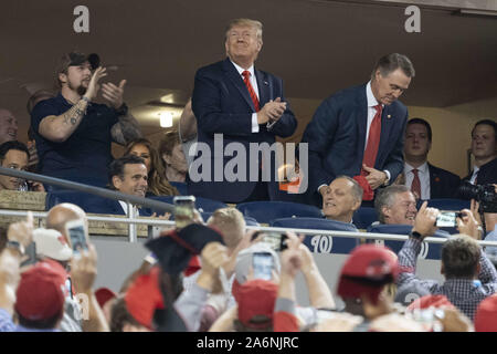 Octobre 27, 2019, Washington, District of Columbia, États-Unis : le Président des Etats-Unis, Donald J. Trump reconnaît la foule pendant un moment pour rendre hommage à l'armée pendant cinq jeu de la série du monde au Championnat National Park à Washington DC le 27 octobre 2019. Les Nationals de Washington et les Astros de Houston sont liés à deux jeux va en sessions de jeu. Ceux en photo avec le président : représentant des États-Unis John Ratcliffe (républicain du Texas), représentant des Etats-Unis Andy Biggs (républicain de l'Arizona), et représentant des États-Unis Mark Meadows (républicain de Caroline du Nord) (Cr Banque D'Images