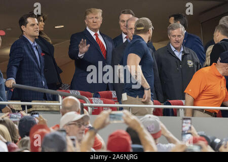 Octobre 27, 2019, Washington, District of Columbia, États-Unis : le Président des Etats-Unis, Donald J. Trump et la Première dame Melania Trump assister à cinq jeux de la série du monde au Championnat National Park à Washington DC le 27 octobre 2019. Les Nationals de Washington et les Astros de Houston sont liés à deux jeux va en sessions de jeu. Participation à la photo avec le président : représentant des États-Unis Matt Gaetz (républicain de Floride), États-Unis Le sénateur David Perdue (républicain de Géorgie) et représentant des États-Unis Mark Meadows (républicain de Caroline du Nord) (Crédit Image : © Chris Kleponis/CNP via Z Banque D'Images