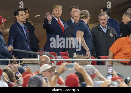 Octobre 27, 2019, Washington, District of Columbia, États-Unis : le Président des Etats-Unis, Donald J. Trump et la Première dame Melania Trump assister à cinq jeux de la série du monde au Championnat National Park à Washington DC le 27 octobre 2019. Les Nationals de Washington et les Astros de Houston sont liés à deux jeux va en sessions de jeu. Participation à la photo avec le président : représentant des États-Unis Matt Gaetz (républicain de Floride), États-Unis Le sénateur David Perdue (républicain de Géorgie) et représentant des États-Unis Mark Meadows (républicain de Caroline du Nord) (Crédit Image : © Chris Kleponis/CNP via Z Banque D'Images