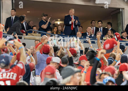 Le Président des Etats-Unis, Donald J. Trump participe à un moment pour rendre hommage à l'armée pendant cinq jeu de la série du monde au Championnat National Park à Washington DC le 27 octobre 2019. Les Nationals de Washington et les Astros de Houston sont liés à deux jeux va en sessions de jeu. Crédit : Chris Kleponis/MediaPunch /CNP via Piscine Banque D'Images