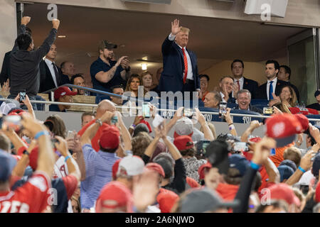 Le Président des Etats-Unis, Donald J. Trump reconnaît la foule pendant un moment pour rendre hommage à l'armée pendant cinq jeu de la série du monde au Championnat National Park à Washington DC le 27 octobre 2019. Les Nationals de Washington et les Astros de Houston sont liés à deux jeux va en sessions de jeu.Crédit : Chris Kleponis/MediaPunch /CNP via Piscine Banque D'Images