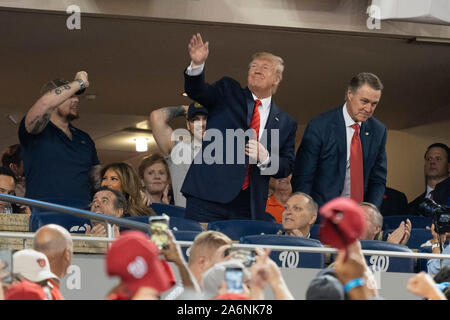 27 octobre 2019- Washington DC- Le Président des Etats-Unis, Donald J. Trump reconnaît la foule pendant un moment pour rendre hommage à l'armée pendant cinq jeu de la série du monde au Championnat National Park à Washington DC le 27 octobre 2019. Les Nationals de Washington et les Astros de Houston sont liés à deux jeux va en sessions de jeu. Photo de droite est Sénateur américain David Perdue (républicain de Géorgie).Crédit : Chris Kleponis/piscine par CNP | conditions dans le monde entier Banque D'Images