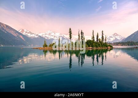 Garibaldi Lake Shore calme eau Paysage été fumée de feu de forêt brume fumée de brume Horizon Coast Mountains Pacifique Nord-Ouest de la Colombie-Britannique, Canada Banque D'Images