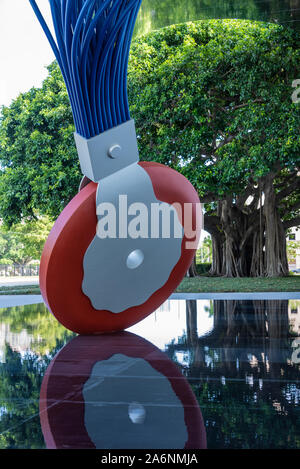 Pop art sculpture Typewriter Échelle Gomme X sur le miroir d'eau à l'entrée de la Norton Museum of Art à West Palm Beach, en Floride. (USA) Banque D'Images