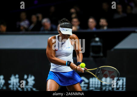 Joueur de tennis professionnel Japonais Naomi Osaka est en concurrence avec le joueur de tennis professionnel tchèque Petra Kvitova lors d'un match de groupe de la finale 2019 de l'ATA dans le tournoi de tennis de la ville de Shenzhen, province du Guangdong en Chine du Sud, 27 octobre 2019. Joueur de tennis professionnel Japonais Naomi Osaka a battu le joueur de tennis professionnel tchèque Petra Kvitova avec 2-1 lors d'un match de finale de tournoi de tennis WTA 2019 dans la ville de Shenzhen, province du Guangdong en Chine du Sud, 27 octobre 2019. Banque D'Images