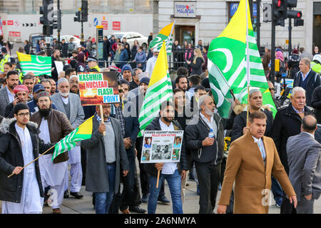 Londres, Royaume-Uni. 27 Oct, 2019. Foule de partisans du Cachemire cachemire avec des drapeaux et des pancartes comme ils marche vers Whitehall sur Diwali jour.La manifestation a marqué une date importante pour les Cachemiriens : 27 octobre 1947, le jour où l'armée indienne au Cachemire au débarquement. Les manifestants appellent à la communauté internationale de s'élever contre la brutalité indiennes au Cachemire et de protester contre l'abrogation de l'article 370. Credit : SOPA/Alamy Images Limited Live News Banque D'Images