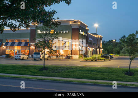 New Hartford, New York - 18 août 2019 : Panera Bread restaurant exterior.Panera Bread est une chaîne de restaurants décontractés à boulangerie aux Etats-Unis et Banque D'Images