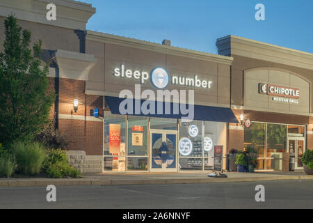 New Hartford, New York - 18 août 2019 - Vue de la nuit de sommeil nombre magasin, il est un constructeur produit le nombre de sommeil matelas de marque, Banque D'Images