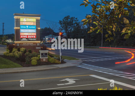 New Hartford, New York - 18 août 2019 : soirée Vue de NY-5A et de la place de signer avec les Sentiers de la circulation à New Hartford, New York Banque D'Images