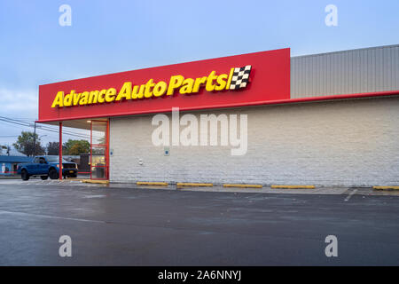 Yorkville, New York - Oct 27, 2019 : Yorkville, New York - Oct 27, 2019 : Crépuscule Vue de l'avance AutoParts Store, un fournisseur au détail de l'Aftermarket Auto Pa Banque D'Images